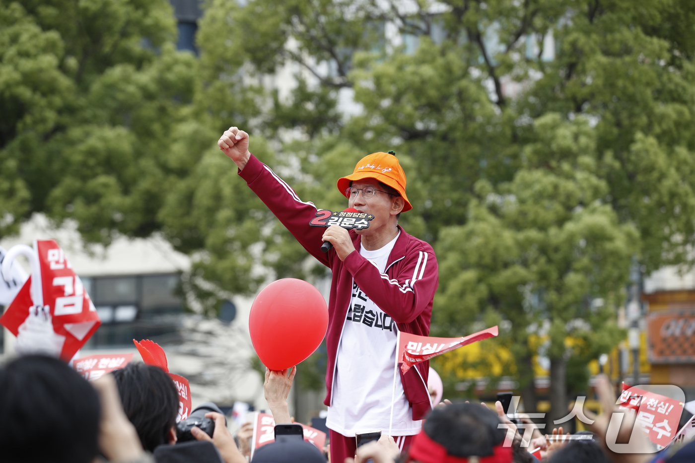 (제주=뉴스1) 오현지 기자 = 김문수 국민의힘 대통령 후보가 2일 오전 제주시 일도일동 동문로터리에서 열린 유세에서 지지를 호소하고 있다. (제주도사진기자회. 재판매 및 DB 금 …