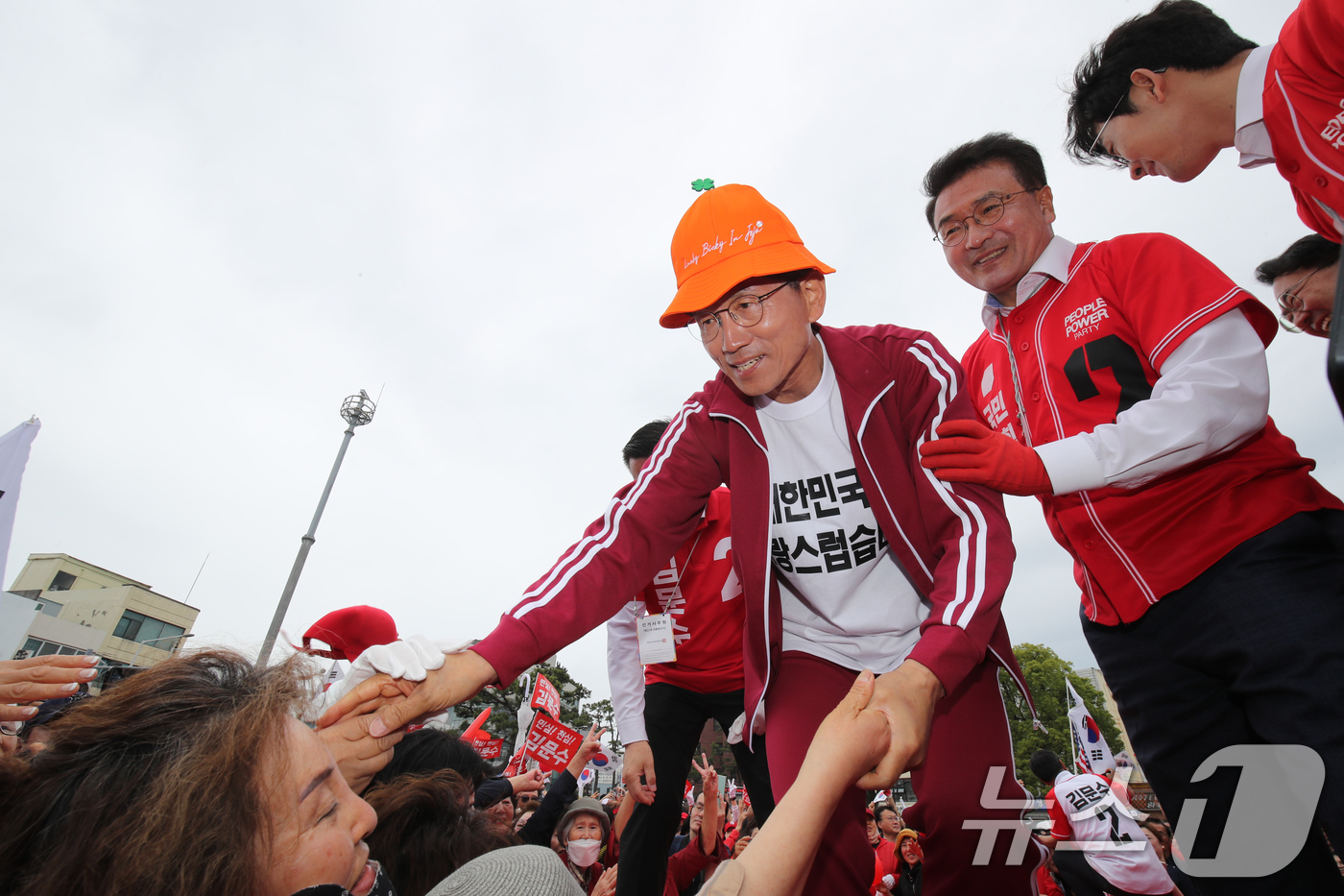 (제주=뉴스1) 오현지 기자 = 김문수 국민의힘 대통령 후보가 2일 오전 제주시 일도일동 동문로터리에서 열린 유세에서 지지를 호소하고 있다. (제주도사진기자회. 재판매 및 DB 금 …