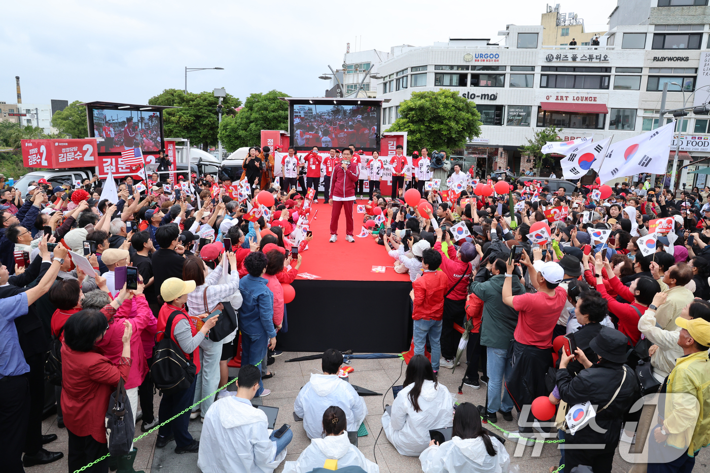 (제주=뉴스1) 오현지 기자 = 김문수 국민의힘 대통령 후보가 2일 오전 제주시 일도일동 동문로터리에서 열린 유세에서 지지를 호소하고 있다. (제주도사진기자회. 재판매 및 DB 금 …