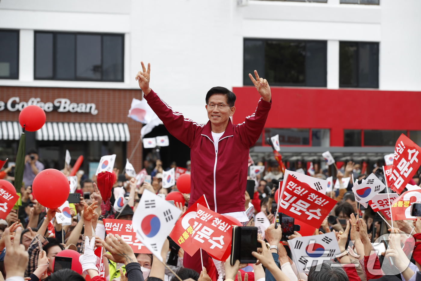 (제주=뉴스1) 오현지 기자 = 김문수 국민의힘 대통령 후보가 2일 오전 제주시 일도일동 동문로터리에서 열린 유세에서 지지를 호소하고 있다. (제주도사진기자회. 재판매 및 DB 금 …