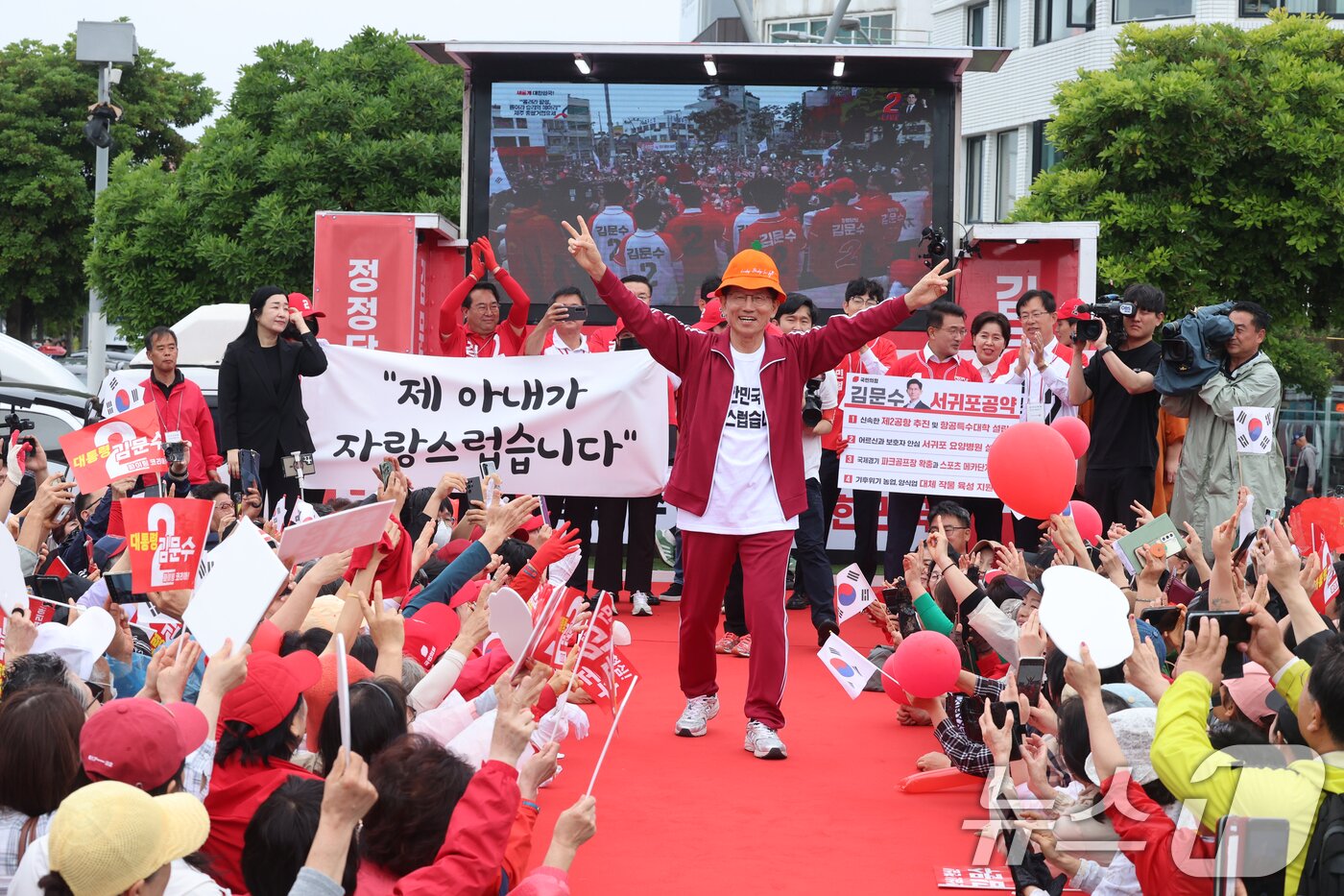 본문 이미지 - 김문수 국민의힘 대통령 후보가 2일 오전 제주시 일도일동 동문로터리에서 열린 유세에서 지지를 호소하고 있다. &#40;제주도사진기자회. 재판매 및 DB 금지&#41; 2025.6.2/뉴스1 ⓒ News1 오현지 기자
