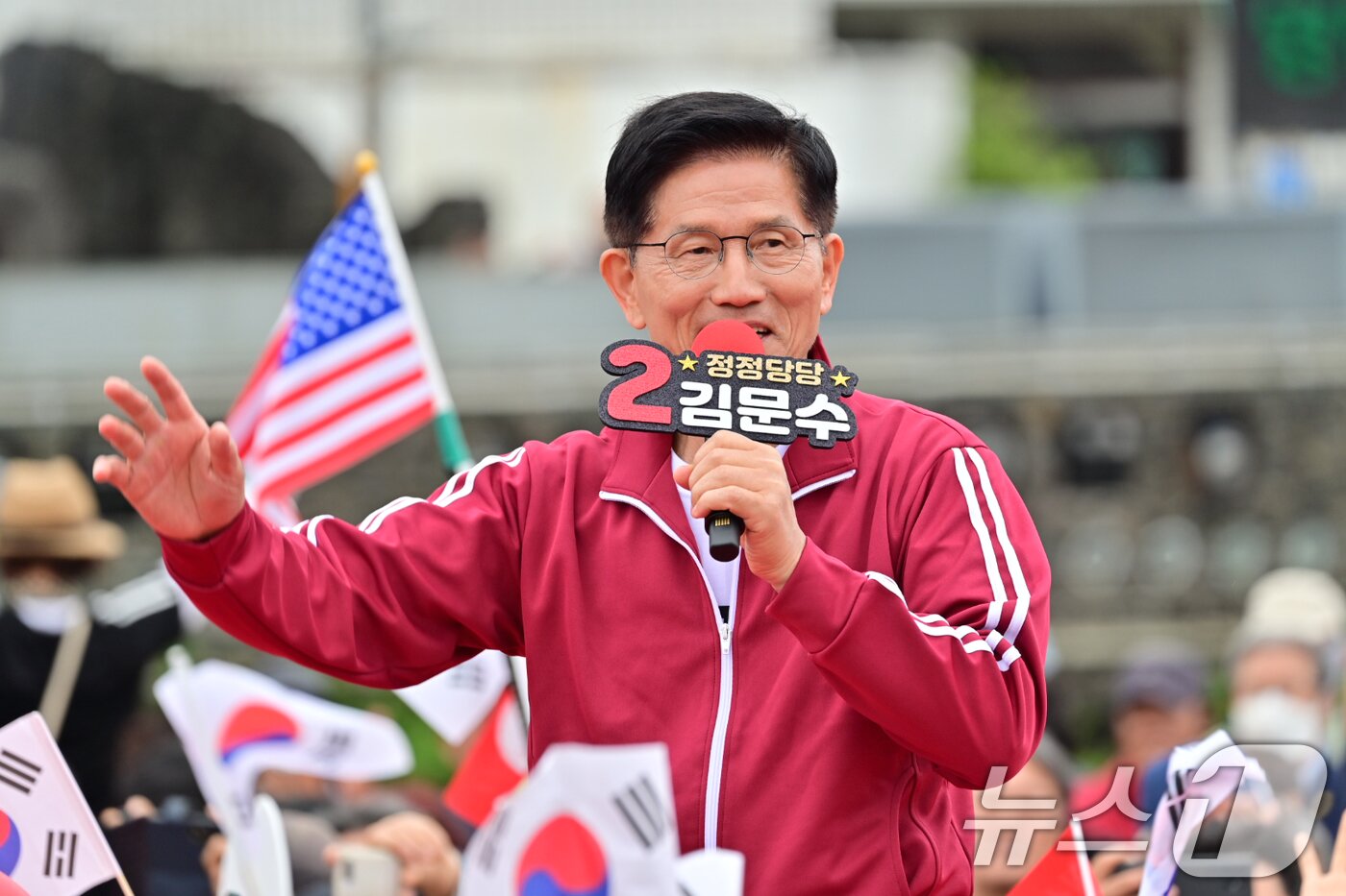 본문 이미지 - 김문수 국민의힘 대통령 후보가 2일 오전 제주시 일도일동 동문로터리에서 열린 유세에서 지지를 호소하고 있다. &#40;제주도사진기자회. 재판매 및 DB 금지&#41; 2025.6.2/뉴스1 ⓒ News1 오현지 기자