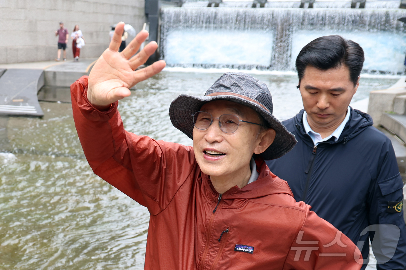 (서울=뉴스1) 황기선 기자 = 이명박 전 대통령이 2일 지지자들과 함께 서울 청계천을 산책하며 시민들에게 인사하고 있다. 2025.6.2/뉴스1