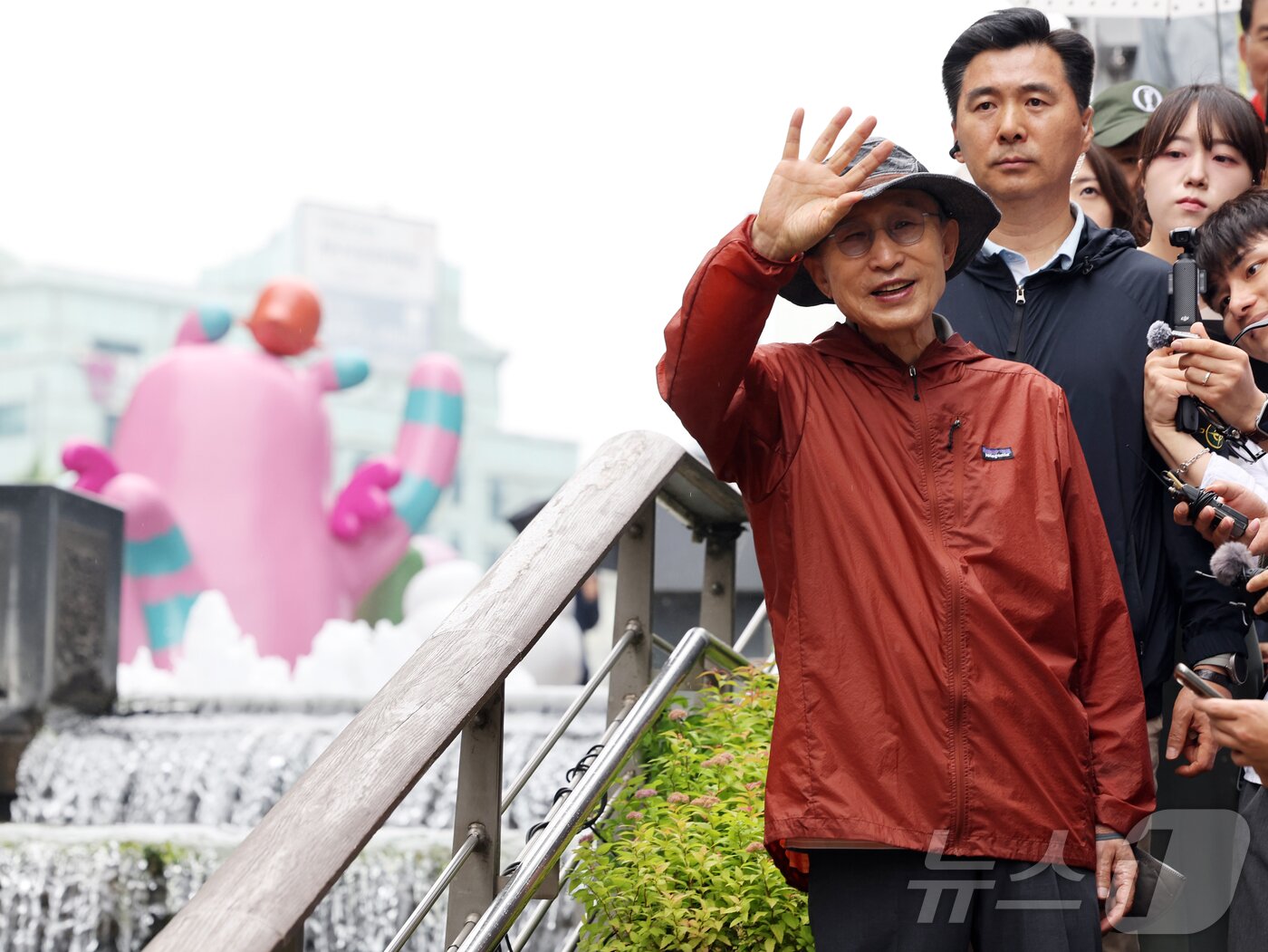 본문 이미지 - 이명박 전 대통령이 2일 지지자들과 함께 서울 청계천을 산책하며 시민들에게 인사하고 있다. 2025.6.2/뉴스1 ⓒ News1 황기선 기자