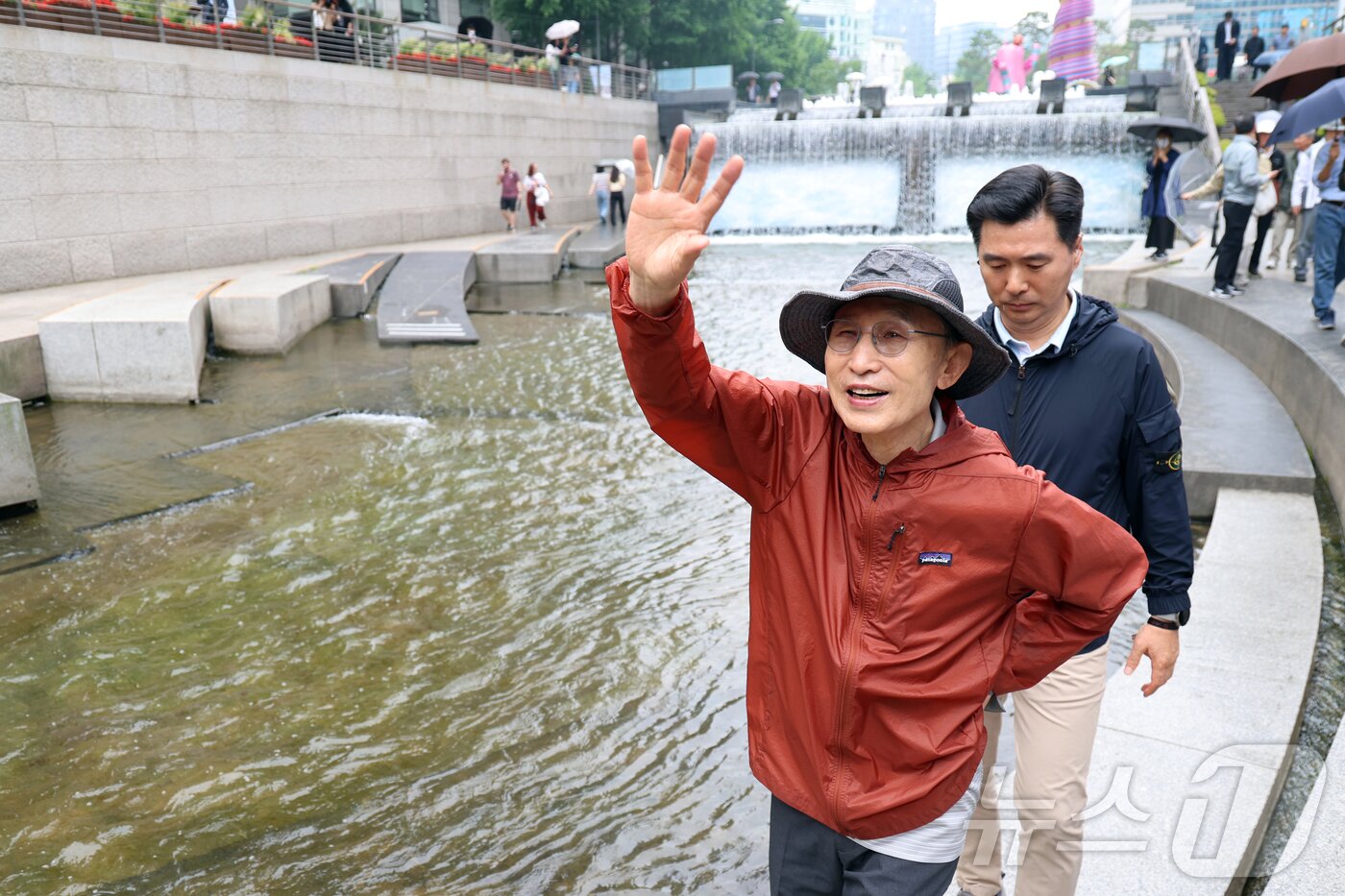 본문 이미지 - 이명박 전 대통령이 2일 지지자들과 함께 서울 청계천을 산책하며 시민들에게 인사하고 있다. 2025.6.2/뉴스1 ⓒ News1 황기선 기자