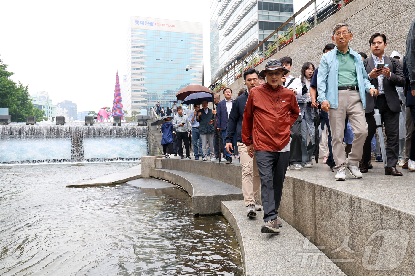 (서울=뉴스1) 황기선 기자 = 이명박 전 대통령이 2일 지지자들과 함께 청계천을 산책하고 있다. 2025.6.2/뉴스1