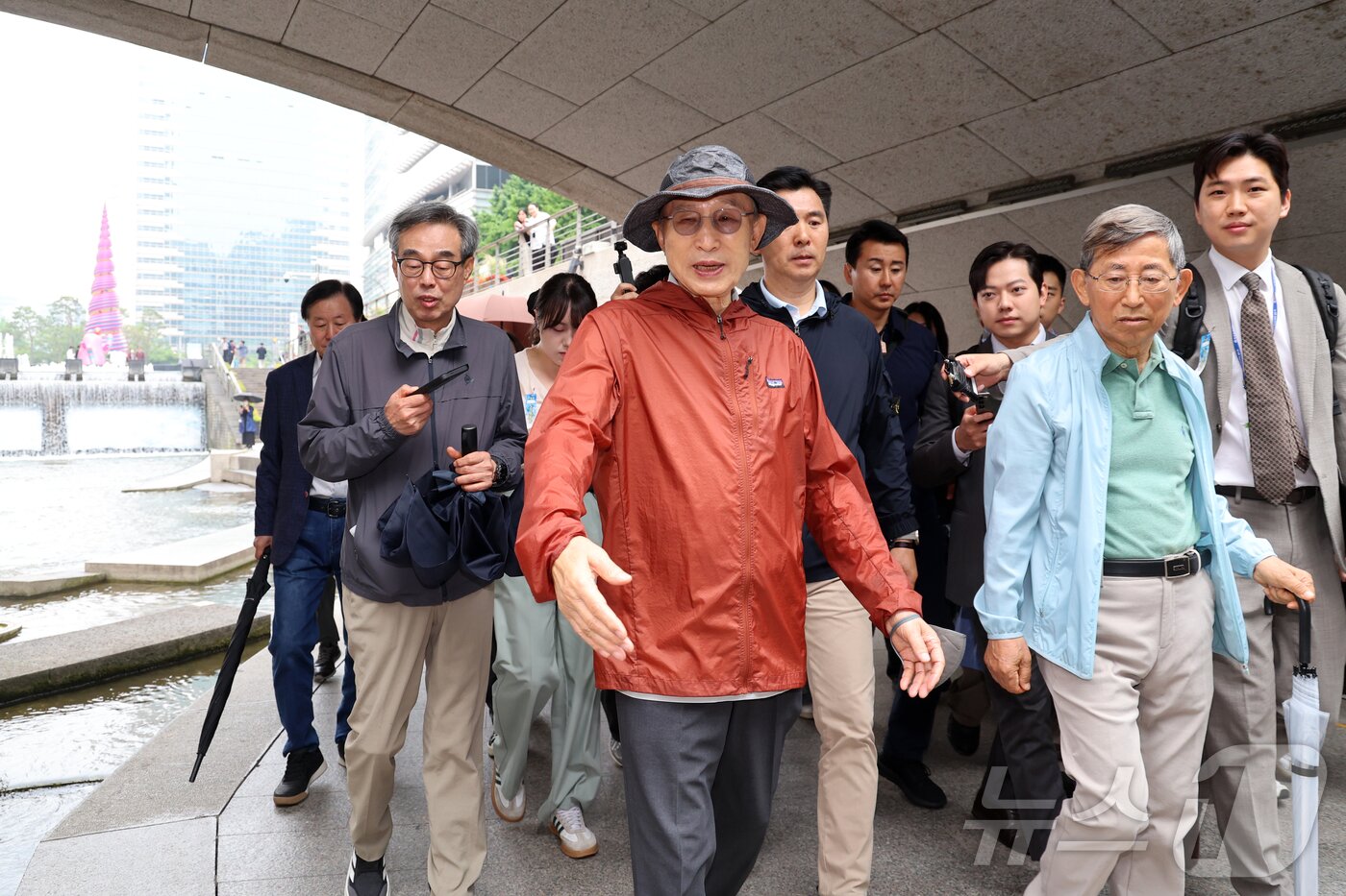 본문 이미지 - 이명박 전 대통령이 2일 지지자들과 함께 서울 청계천을 산책하고 있다. 2025.6.2/뉴스1 ⓒ News1 황기선 기자