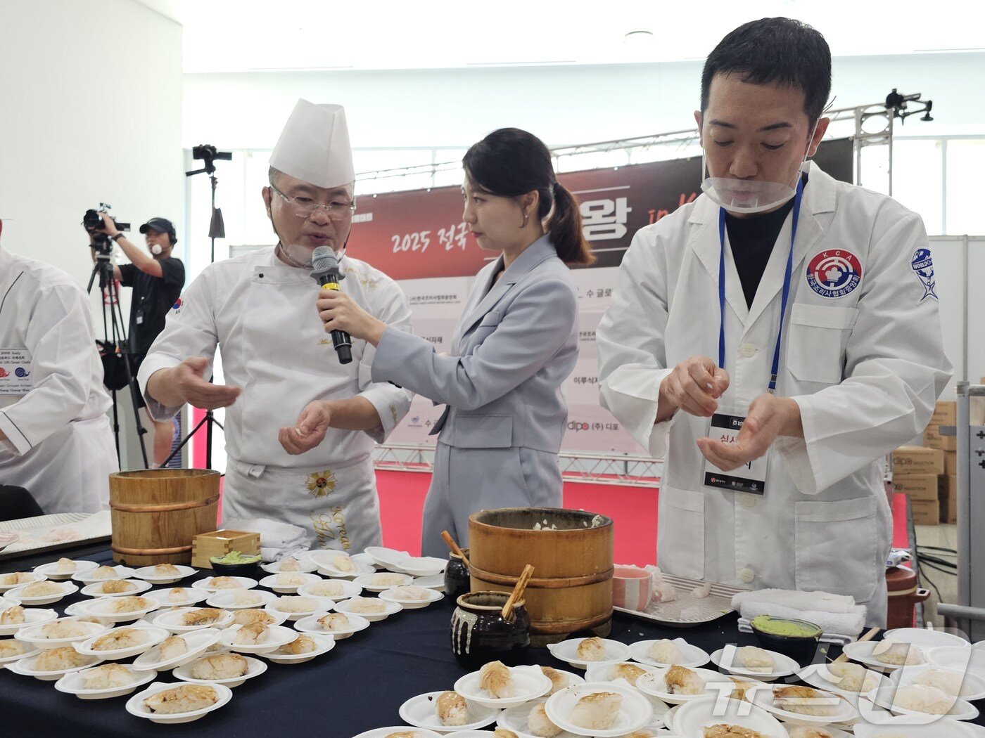 본문 이미지 - 안유성 조리 명장&#40;왼쪽&#41;이 1일 광주 김대중컨벤션센터에서 열린 전국초밥왕대회 사전행사에서 서울 스시코우지의 오너셰프 나카무라 코우지&#40;오른쪽&#41;와 초밥 만들기 대결을 펼치고 있다. 2025.6.2/뉴스1 ⓒ News1 서충섭 기자
