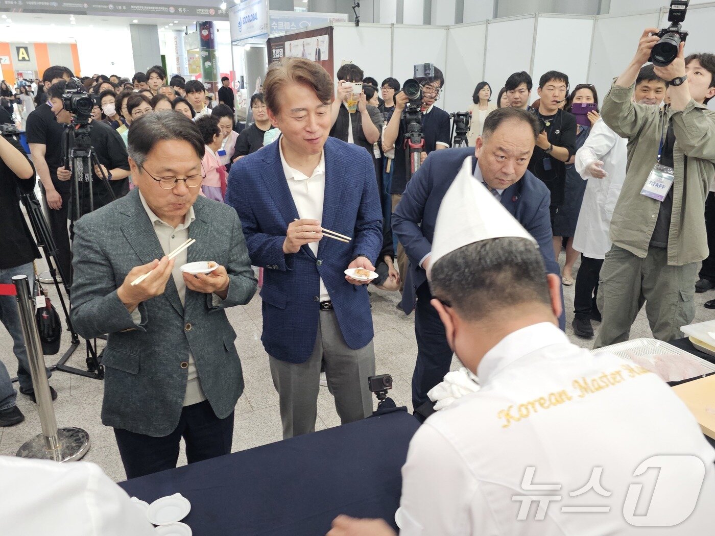 본문 이미지 - 1일 광주 김대중컨벤션센터에서 안유성 명장이 개최한 전국초밥왕대회 사전행사로 안 명장이 만든 자연산 다금바리 초밥을 맛보는 강기정 광주시장과 김이강 광주 서구청장. 2025.6.2/뉴스1 ⓒ News1 서충섭 기자