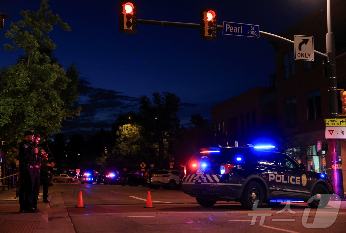 (볼더 로이터=뉴스1) 정지윤 기자 = 미국 콜로라도주 볼더 지역에서 1일(현지시간) 한 남성이 화염 방사기로 군중을 위협한 사건이 발생해 경찰이 출동했다. 2025.06.01ⓒ …