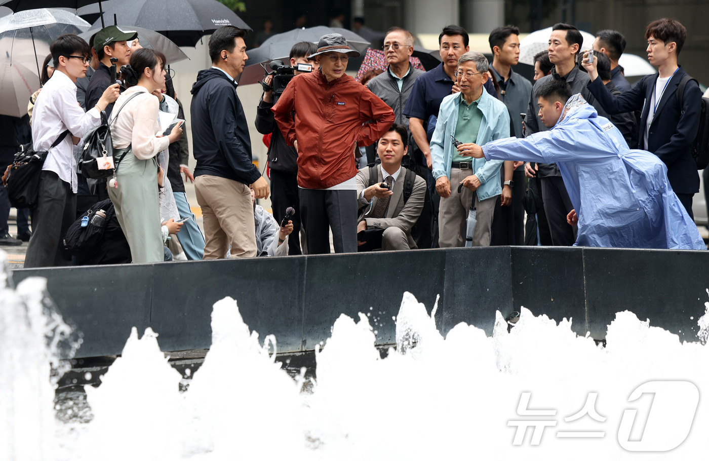 (서울=뉴스1) 황기선 기자 = 이명박 전 대통령이 2일 서울 중구 청계광장에서 청계천 산책로를 둘러보고 있다.이날 걷기 행사는 청계천 복원 20주년을 맞아 그 의미를 돌아보고, …