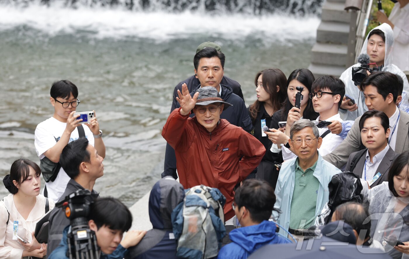 본문 이미지 - 제21대 대통령선거를 하루 앞둔 2일 이명박 전 대통령이 서울 종로구 청계천을 산책하며 시민들에게 인사하고 있다. &#40;공동취재&#41; 2025.6.2/뉴스1 ⓒ News1 황기선 기자