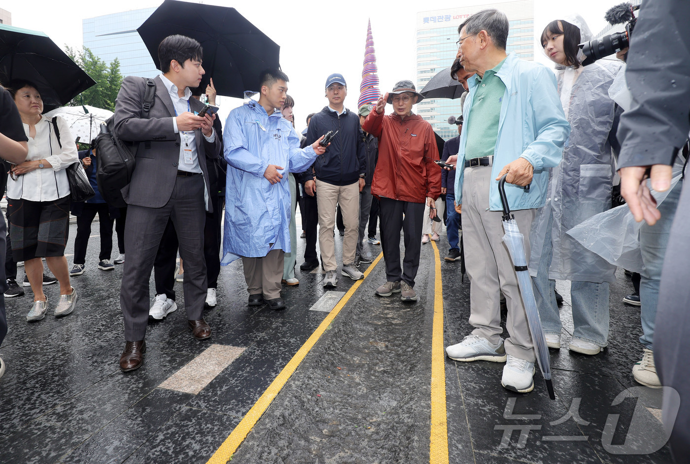 (서울=뉴스1) 황기선 기자 = 이명박 전 대통령이 2일 서울 중구 청계광장에서 청계천 산책로로 향하고 있다.이날 걷기 행사는 청계천 복원 20주년을 맞아 그 의미를 돌아보고, 시 …