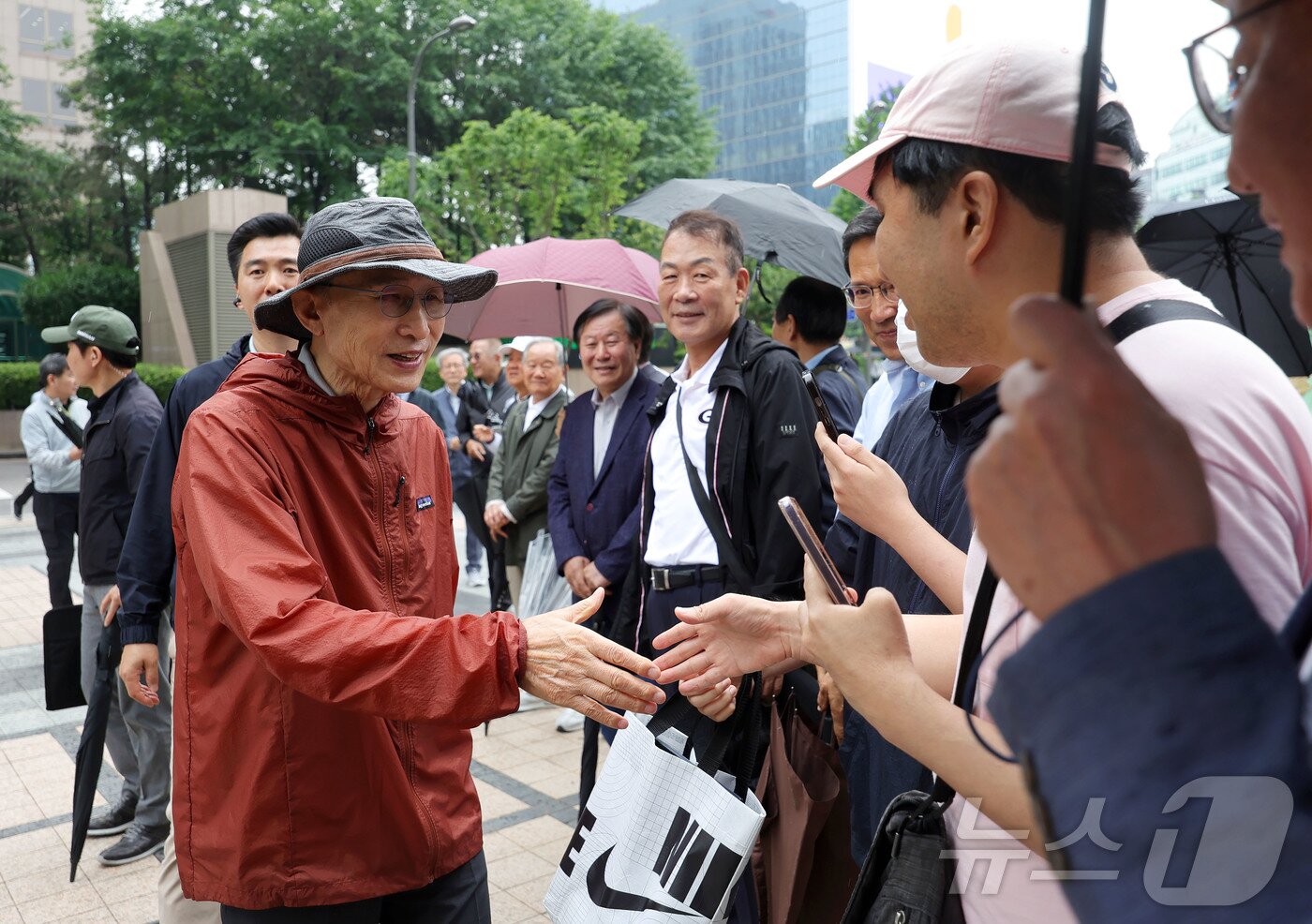 본문 이미지 - 이명박 전 대통령이 2일 서울 중구 청계광장에서 산책하기 앞서 지지자들과 인사하고 있다. 이날 걷기 행사는 청계천 복원 20주년을 맞아 그 의미를 돌아보고, 시민과 함께하는 소통의 자리로 마련됐다고 이명박재단은 설명했다. &#40;공동취재&#41; 2025.6.2/뉴스1 ⓒ News1 황기선 기자