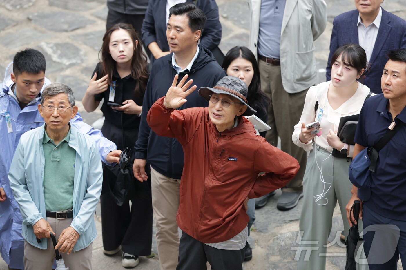 본문 이미지 - 제21대 대통령선거를 하루 앞둔 2일 이명박 전 대통령이 서울 종로구 청계천을 산책하며 시민들에게 인사하고 있다. &#40;공동취재&#41; 2025.6.2/뉴스1 ⓒ News1 황기선 기자