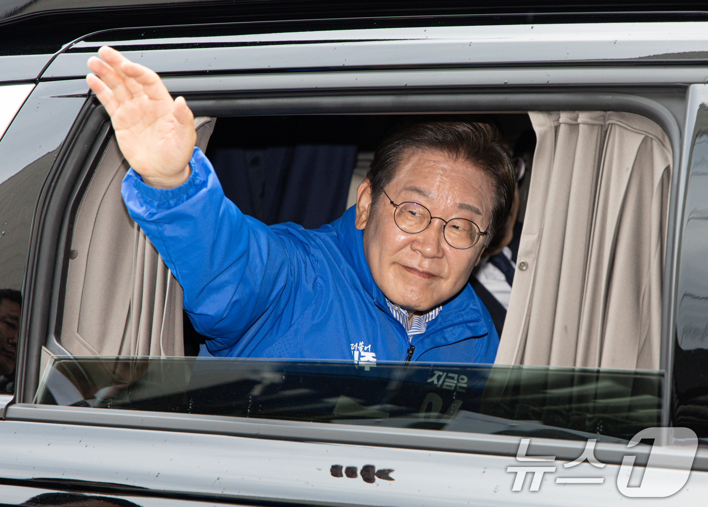 (하남=뉴스1) 이재명 기자 = 이재명 더불어민주당 대통령 후보가 2일 오후 경기도 하남시 스타필드 하남점 광장에서 열린 유세를 마친 후 차량에 탑승해 시민들에게 인사하고 있다. …