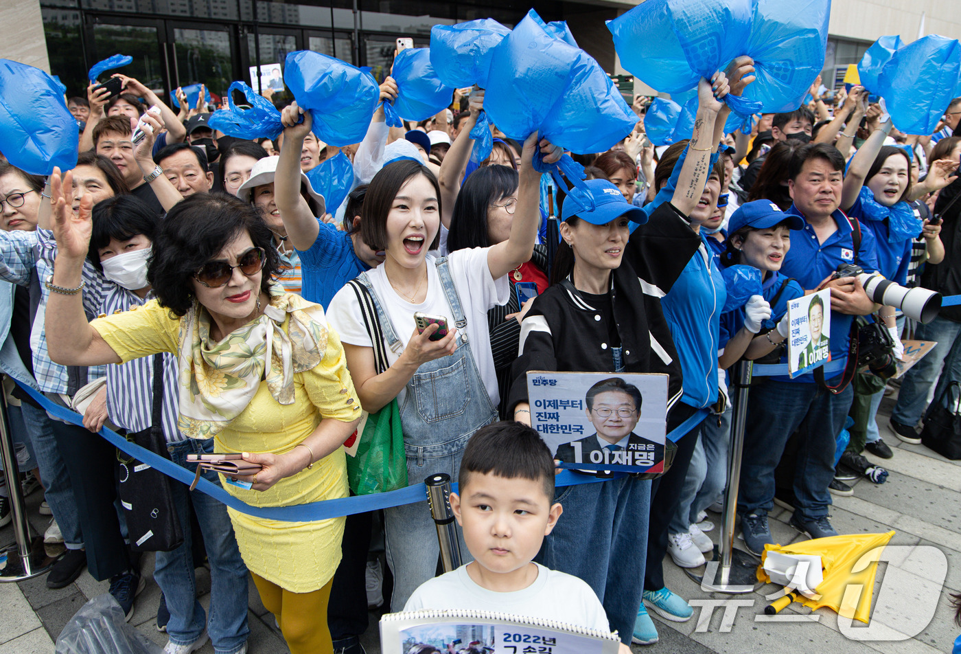 (하남=뉴스1) 이재명 기자 = 2일 오후 경기도 하남시 스타필드 하남점 광장에서 열린 이재명 더불어민주당 대통령 후보 유세에서 시민들이 이 후보를 응원하고 있다. 2025.6.2 …