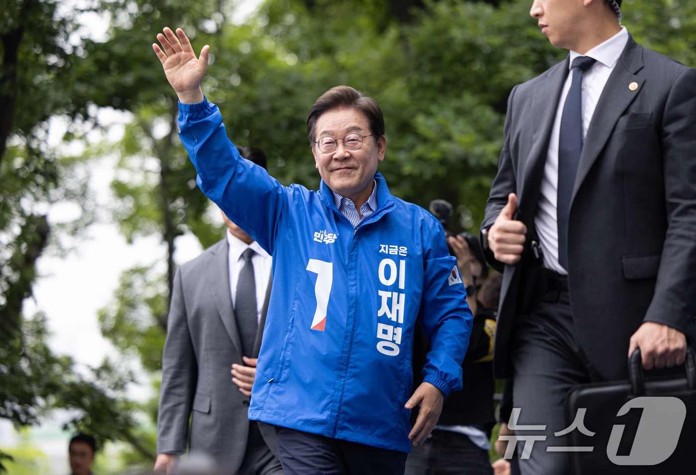 (하남=뉴스1) 이재명 기자 = 이재명 더불어민주당 대통령 후보가 2일 오후 경기도 하남시 스타필드 하남점 광장에서 열린 유세를 마친 후 시민들을 향해 인사하고 있다. 2025.6 …