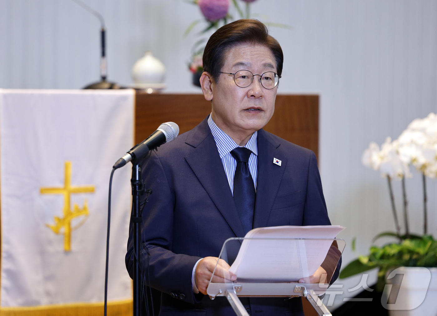 (성남=뉴스1) 안은나 기자 = 이재명 더불어민주당 대통령 후보가 제21대 대통령선거를 하루 앞둔 2일 오후 경기 성남시 성남주민교회에서 기자회견을 하고 있다. 2025.6.2/뉴 …