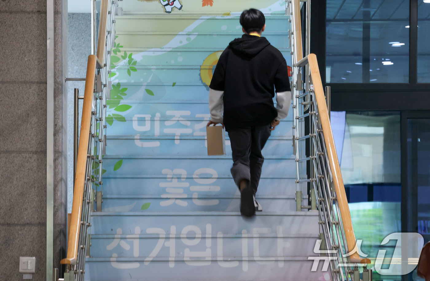 (과천=뉴스1) 박세연 기자 = 제21대 대통령선거가 하루 앞으로 다가온 2일 경기도 과천시 중앙선거관리위원회 로비에서 관계자가 드나들고 있다. 2025.6.2/뉴스1