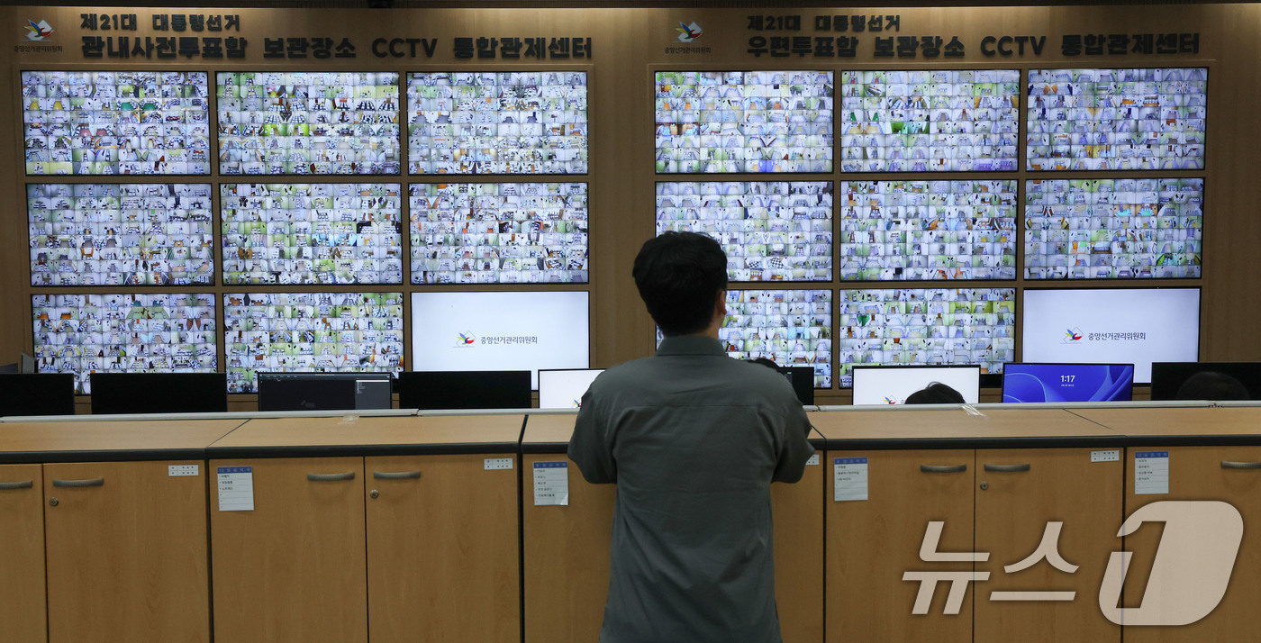 (과천=뉴스1) 박세연 기자 = 제21대 대통령 선거가 하루 앞으로 다가온 2일 경기도 과천시 중앙선거관리위원회에 마련된 대통령선거 종합상황실에서 관계자가 사전투표함(왼쪽)과 우편 …