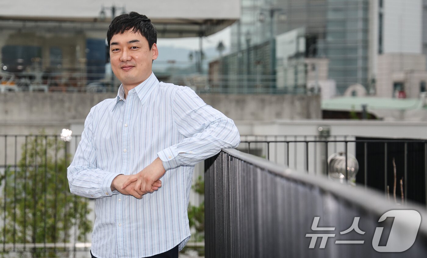 본문 이미지 - 뮤지컬 &#39;보이스 오브 햄릿 : 더 콘서트&#39;의 오필영 프로듀서가 2일 서울 종로구 이모셔널씨어터에서 인터뷰를 하기 앞서 포즈를 취하고 있다. 2025.6.2/뉴스1 ⓒ News1 허경 기자