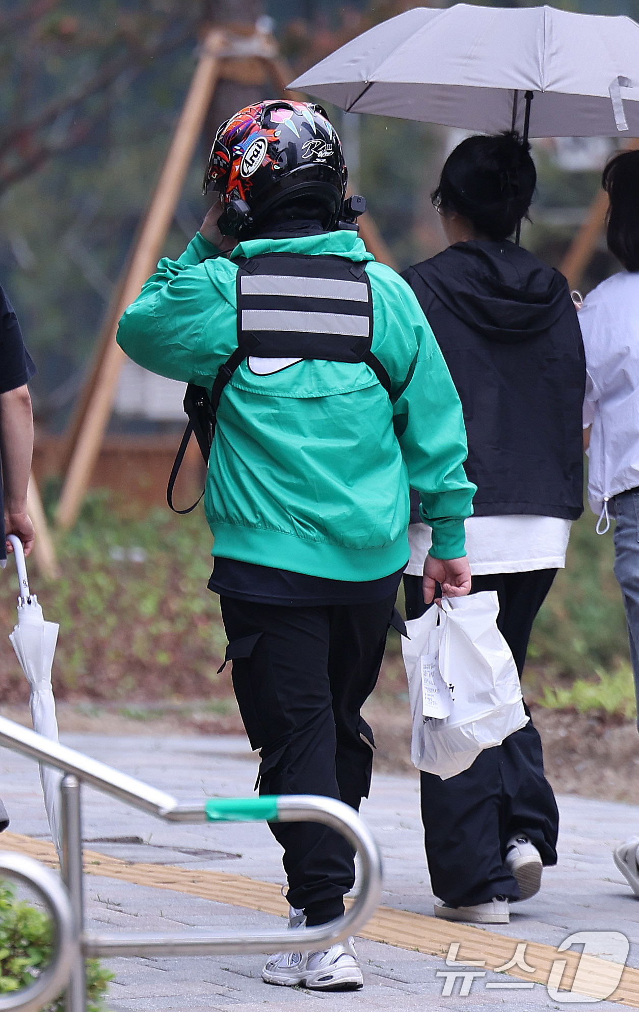 (서울=뉴스1) 박지혜 기자 = 2일 서울의 한 식당가에서 배달 노동자가 분주하게 움적이고 있다.이날 통계청의 ‘2025년 4월 온라인쇼핑동향’에 따르면 지난 4월 기준 온라인 쇼 …