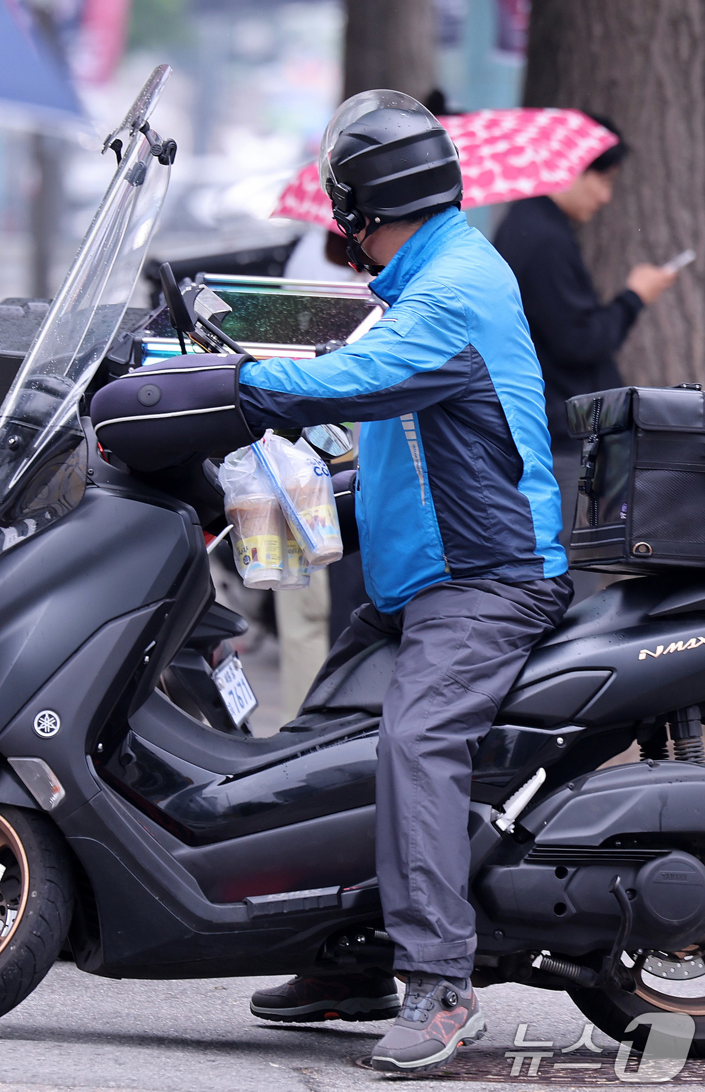 (서울=뉴스1) 박지혜 기자 = 2일 서울의 한 식당가에서 배달 노동자가 분주하게 움적이고 있다.이날 통계청의 ‘2025년 4월 온라인쇼핑동향’에 따르면 지난 4월 기준 온라인 쇼 …