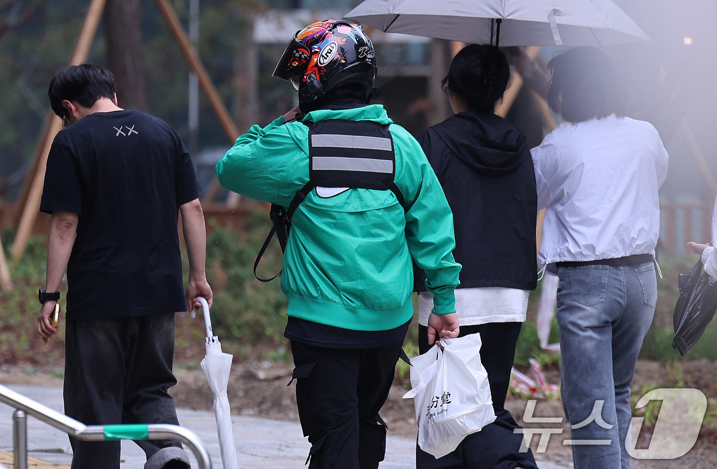 (서울=뉴스1) 박지혜 기자 = 2일 서울의 한 식당가에서 배달 노동자가 분주하게 움적이고 있다.이날 통계청의 ‘2025년 4월 온라인쇼핑동향’에 따르면 지난 4월 기준 온라인 쇼 …