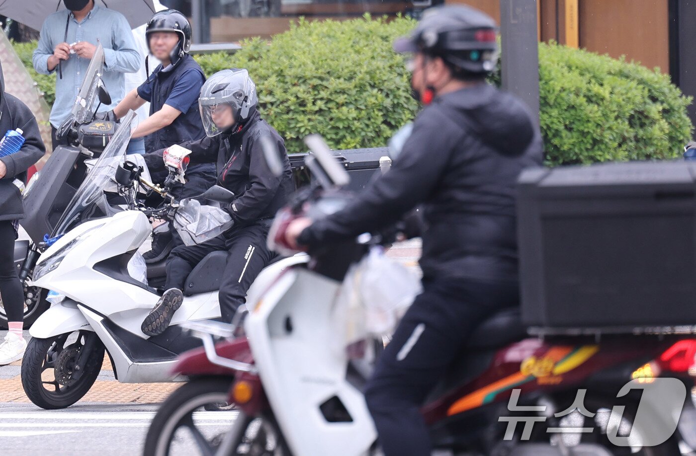 본문 이미지 - 2일 서울의 한 식당가에서 배달 노동자들이 분주하게 움적이고 있다. 2025.6.2/뉴스1 ⓒ News1 박지혜 기자