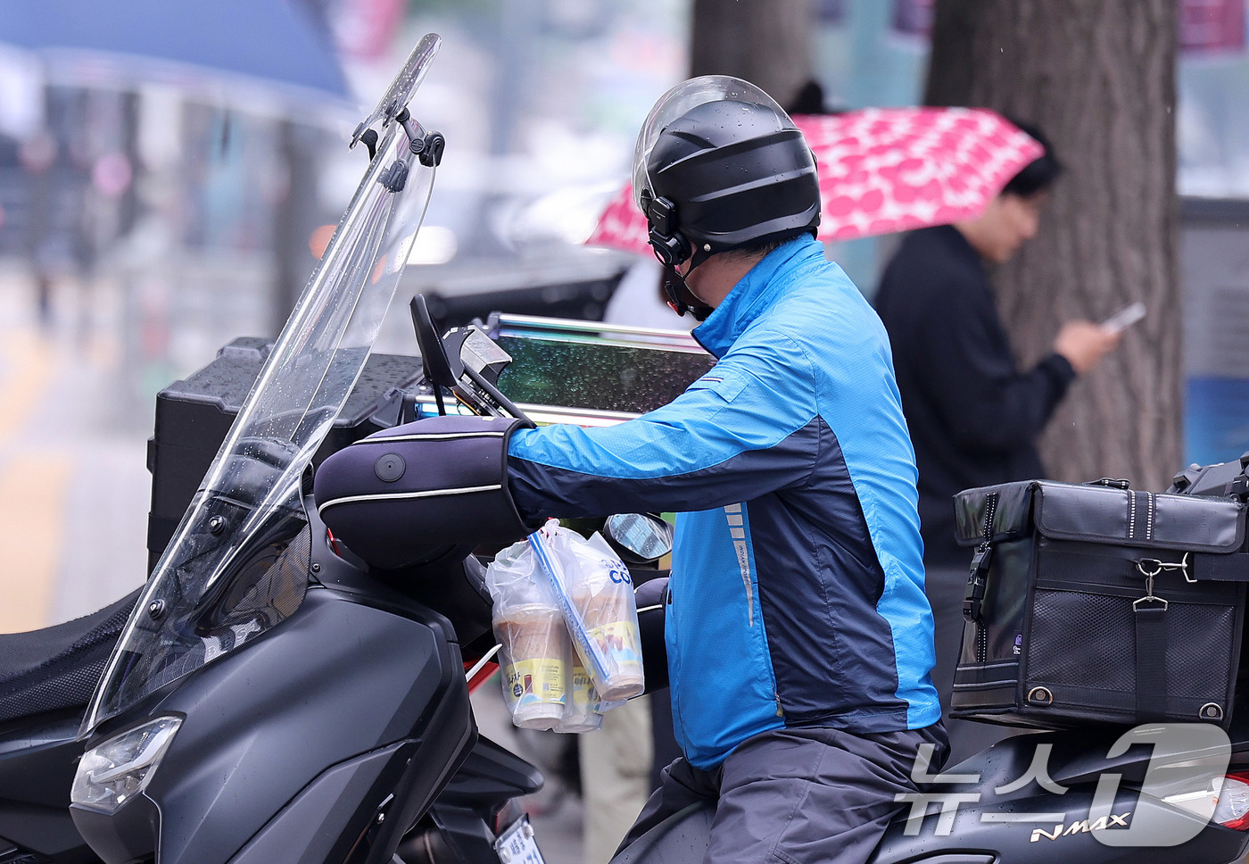 (서울=뉴스1) 박지혜 기자 = 2일 서울의 한 식당가에서 배달 노동자가 분주하게 움적이고 있다.이날 통계청의 ‘2025년 4월 온라인쇼핑동향’에 따르면 지난 4월 기준 온라인 쇼 …