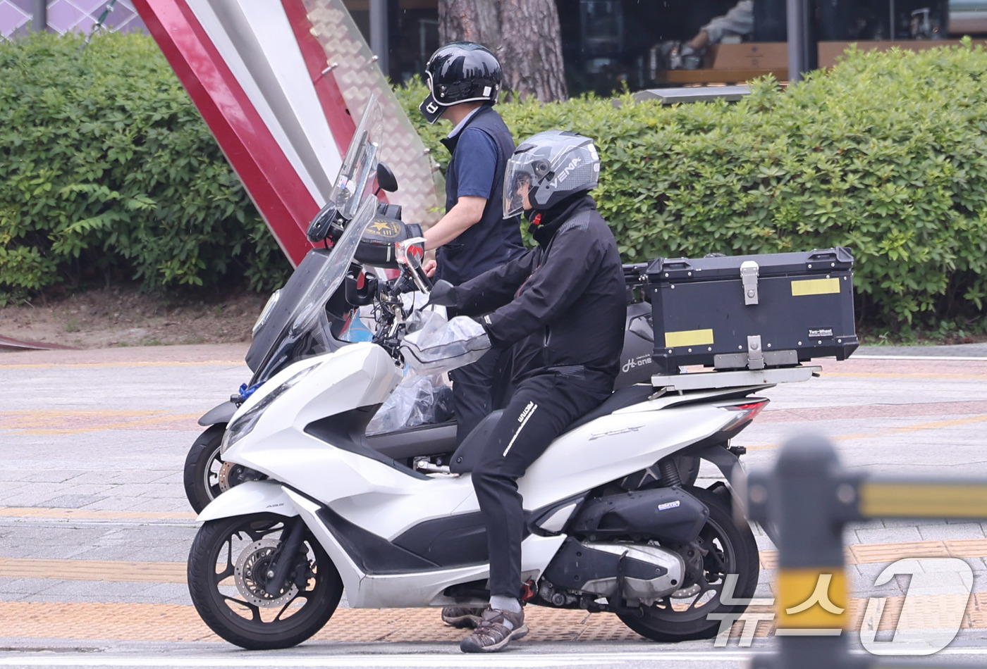 (서울=뉴스1) 박지혜 기자 = 2일 서울의 한 식당가에서 배달 노동자들이 분주하게 움적이고 있다.이날 통계청의 ‘2025년 4월 온라인쇼핑동향’에 따르면 지난 4월 기준 온라인 …