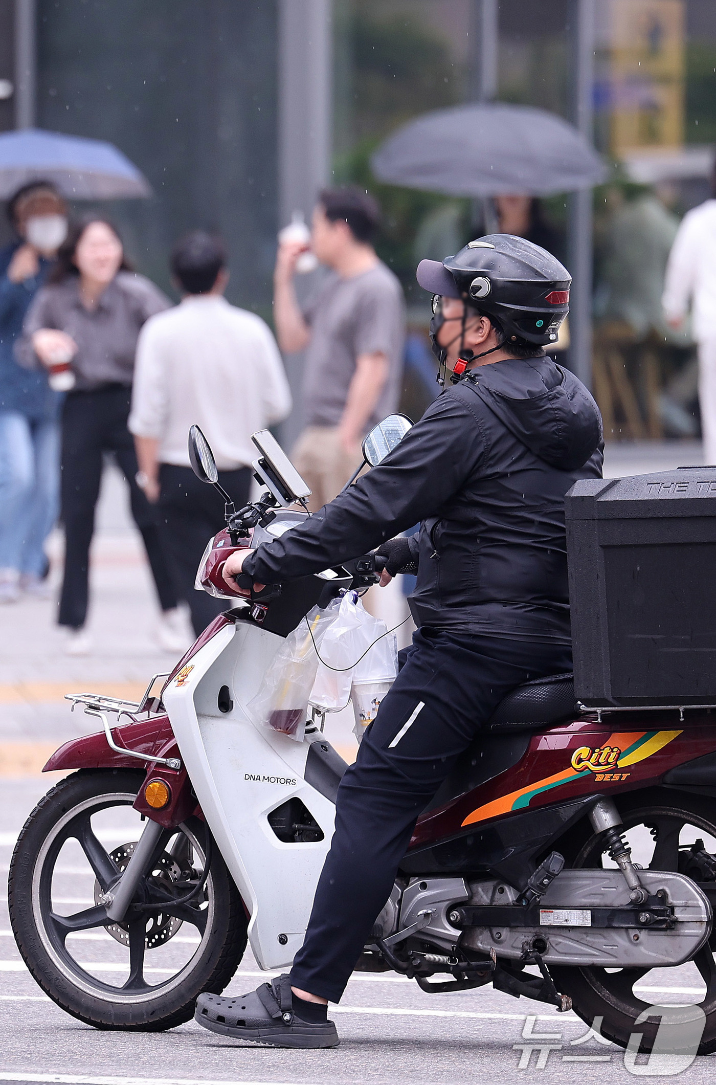 (서울=뉴스1) 박지혜 기자 = 2일 서울의 한 식당가에서 배달 노동자가 분주하게 움적이고 있다.이날 통계청의 ‘2025년 4월 온라인쇼핑동향’에 따르면 지난 4월 기준 온라인 쇼 …