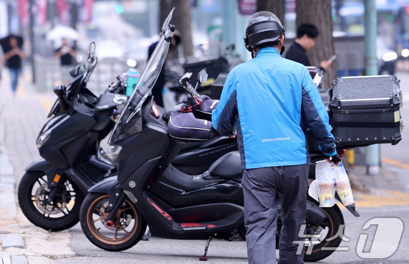 (서울=뉴스1) 박지혜 기자 = 2일 서울의 한 식당가에서 배달 노동자가 분주하게 움적이고 있다.이날 통계청의 ‘2025년 4월 온라인쇼핑동향’에 따르면 지난 4월 기준 온라인 쇼 …