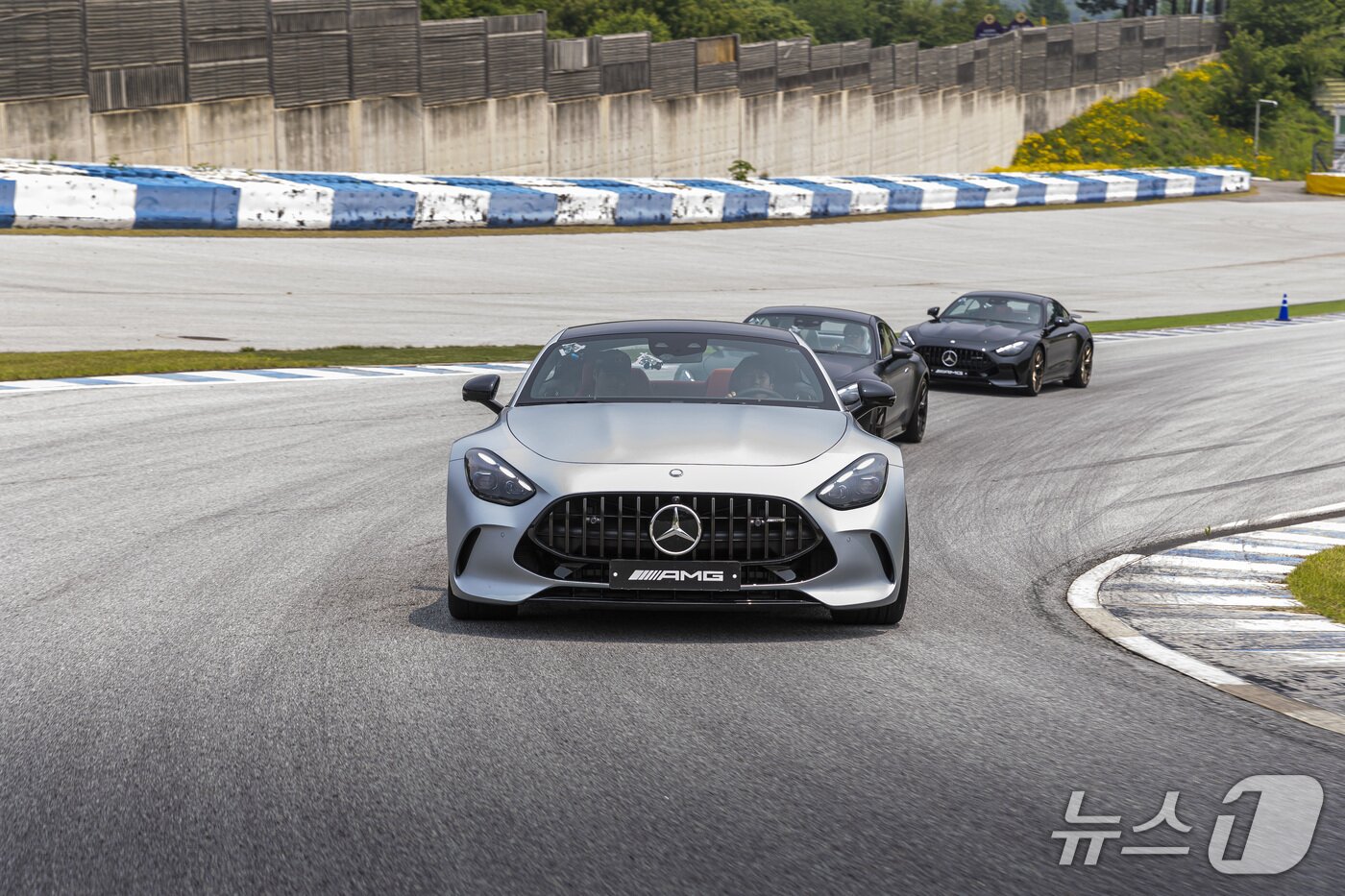 본문 이미지 -  서킷 주행 중인 메르세데스-AMG GT 55.&#40;벤츠 제공&#41; 