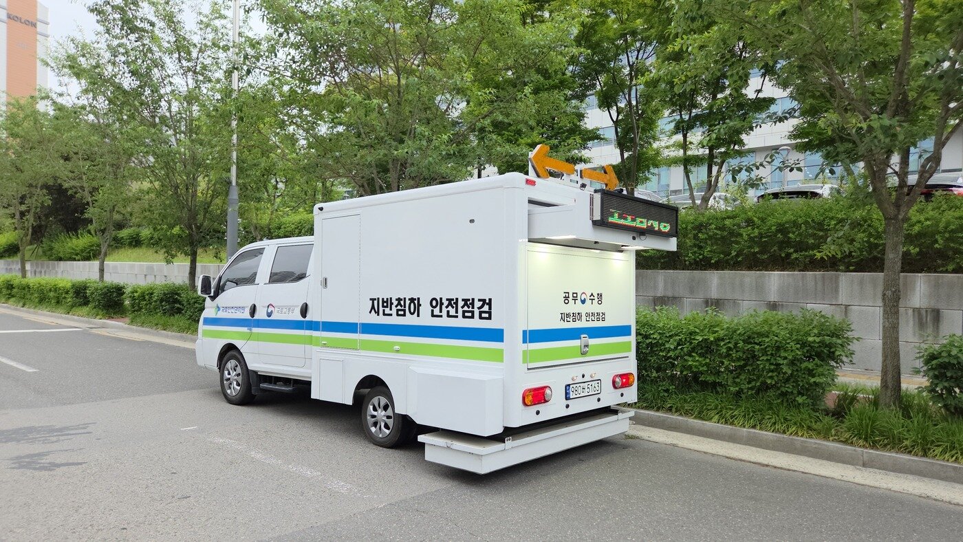 본문 이미지 - 도로용 차량형&#40;3D&#41; 지반탐사 장비.&#40;국토안전관리원 제공&#41;