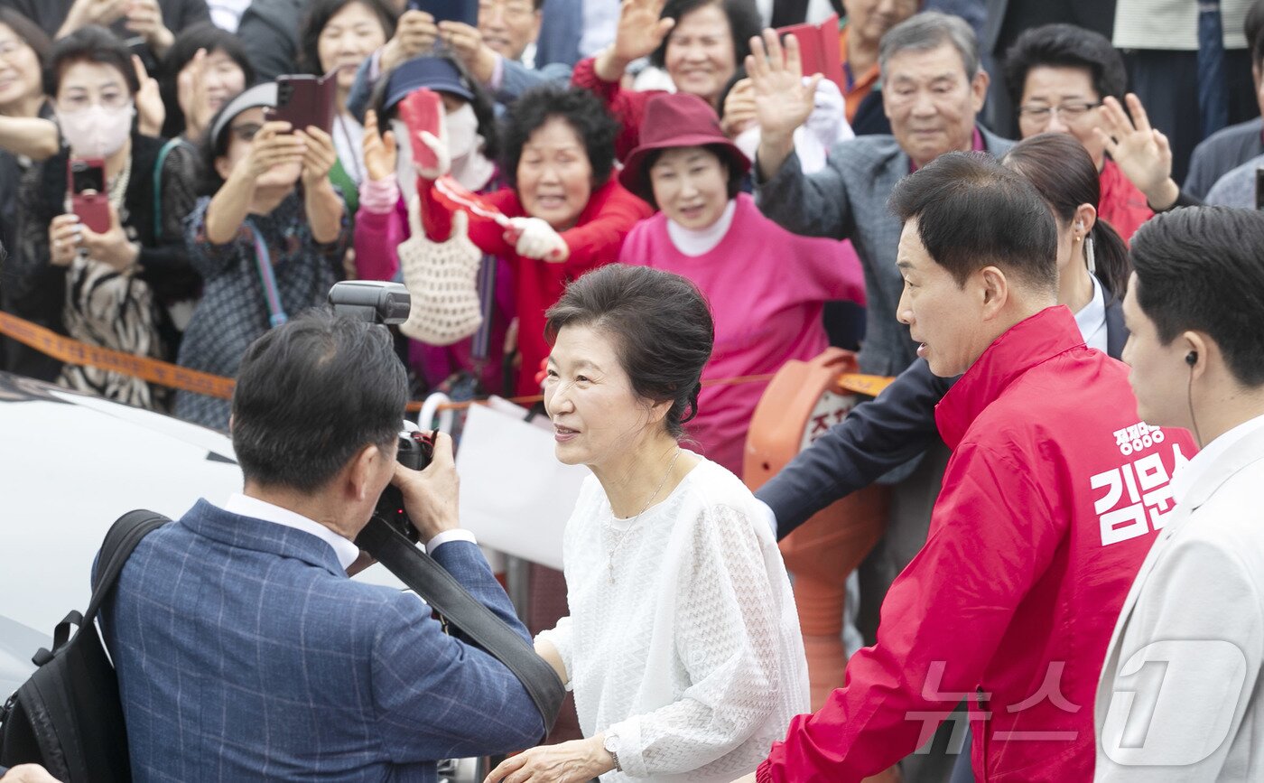 본문 이미지 - 박근혜 전 대통령이 2일 울산 남구 장생포 문화단지를 방문해 지지자들에게 인사하고 있다.2025.6.2/뉴스1 ⓒ News1 김지혜 기자