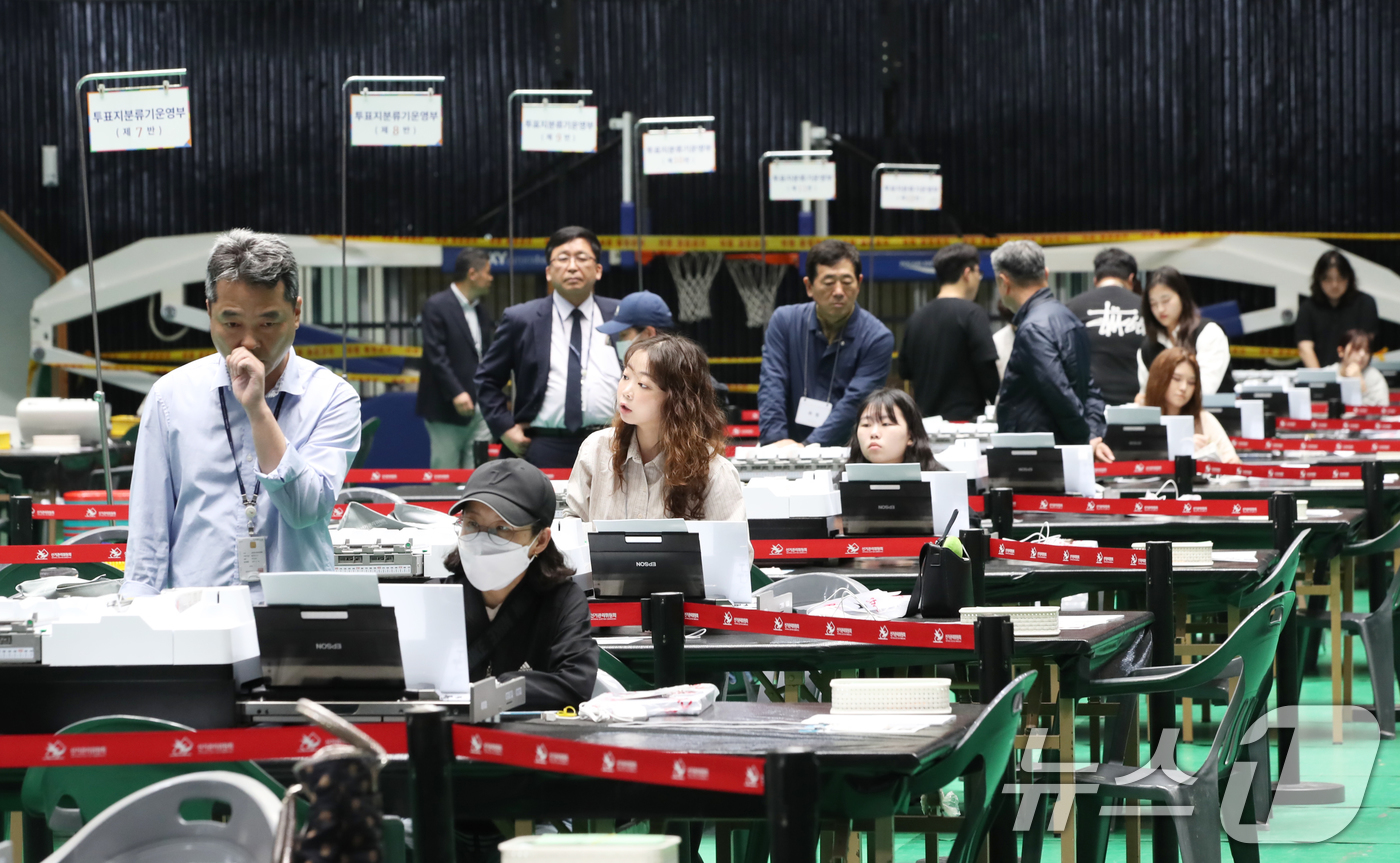 (제주=뉴스1) 오현지 기자 = 제21대 대통령 선거 본투표를 하루 앞둔 2일 오후 제주시 한라체육관에서 선거관리위원회 관계자들이 투표지분류기 모의 시연을 하고 있다. 2025.6 …