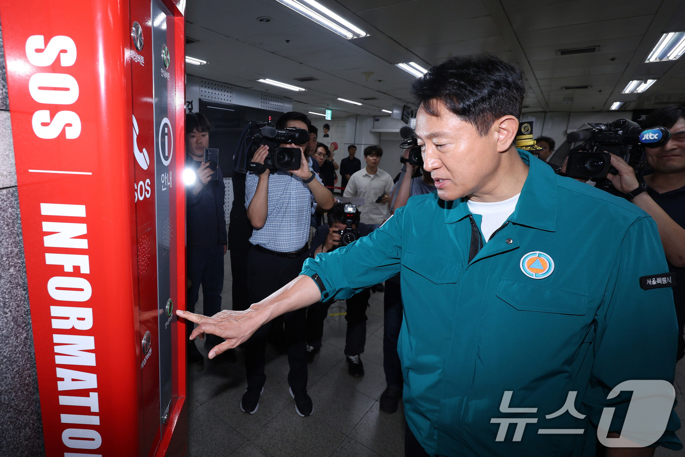 (서울=뉴스1) 신웅수 기자 = 오세훈 서울시장이 2일 오후 서울 충무로역을 찾아 지하철 화재 관련 안전 점검을 하고 있다. 2025.6.2/뉴스1