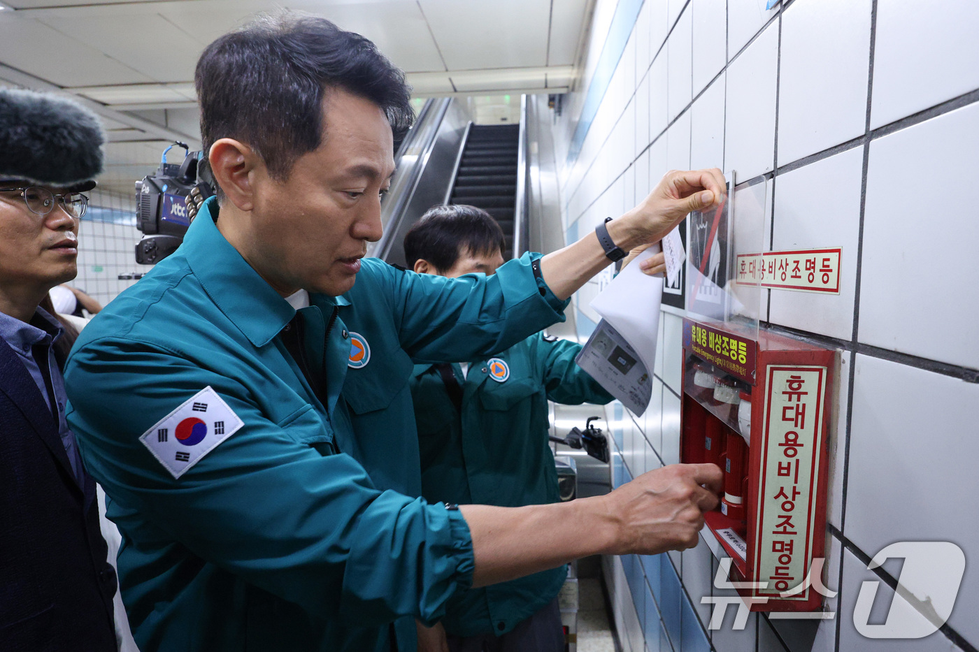 (서울=뉴스1) 신웅수 기자 = 오세훈 서울시장이 2일 오후 서울 충무로역을 찾아 지하철 화재 관련 안전 점검을 하고 있다. 2025.6.2/뉴스1