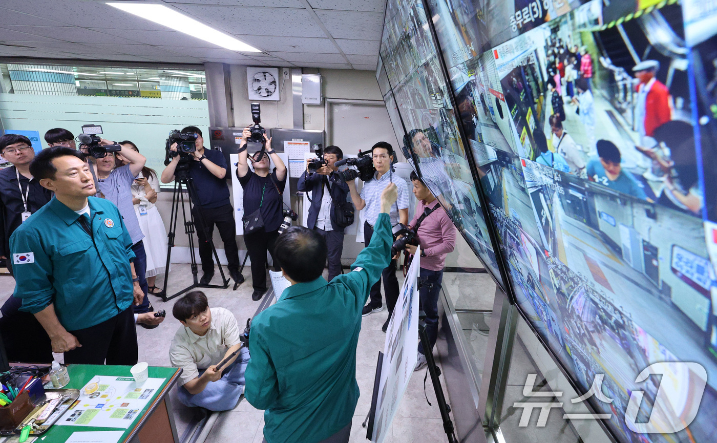 (서울=뉴스1) 신웅수 기자 = 오세훈 서울시장이 2일 오후 서울 충무로역을 찾아 지하철 화재 관련 안전 점검을 하고 있다. 2025.6.2/뉴스1