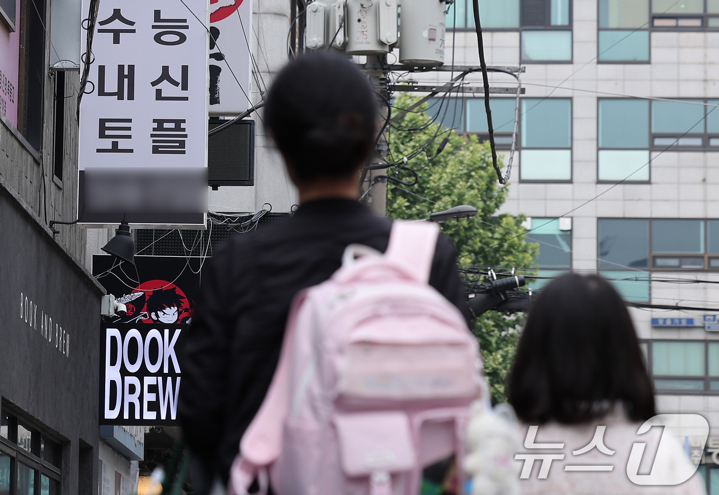 (서울=뉴스1) 김성진 기자 = 지난해 초중고생 1인당 월평균 사교육비가 각각 44만2천원, 49만원, 그리고 52만원으로 집계됐다. 이는 사교육을 받지 않은 학생들까지 포함한 수 …