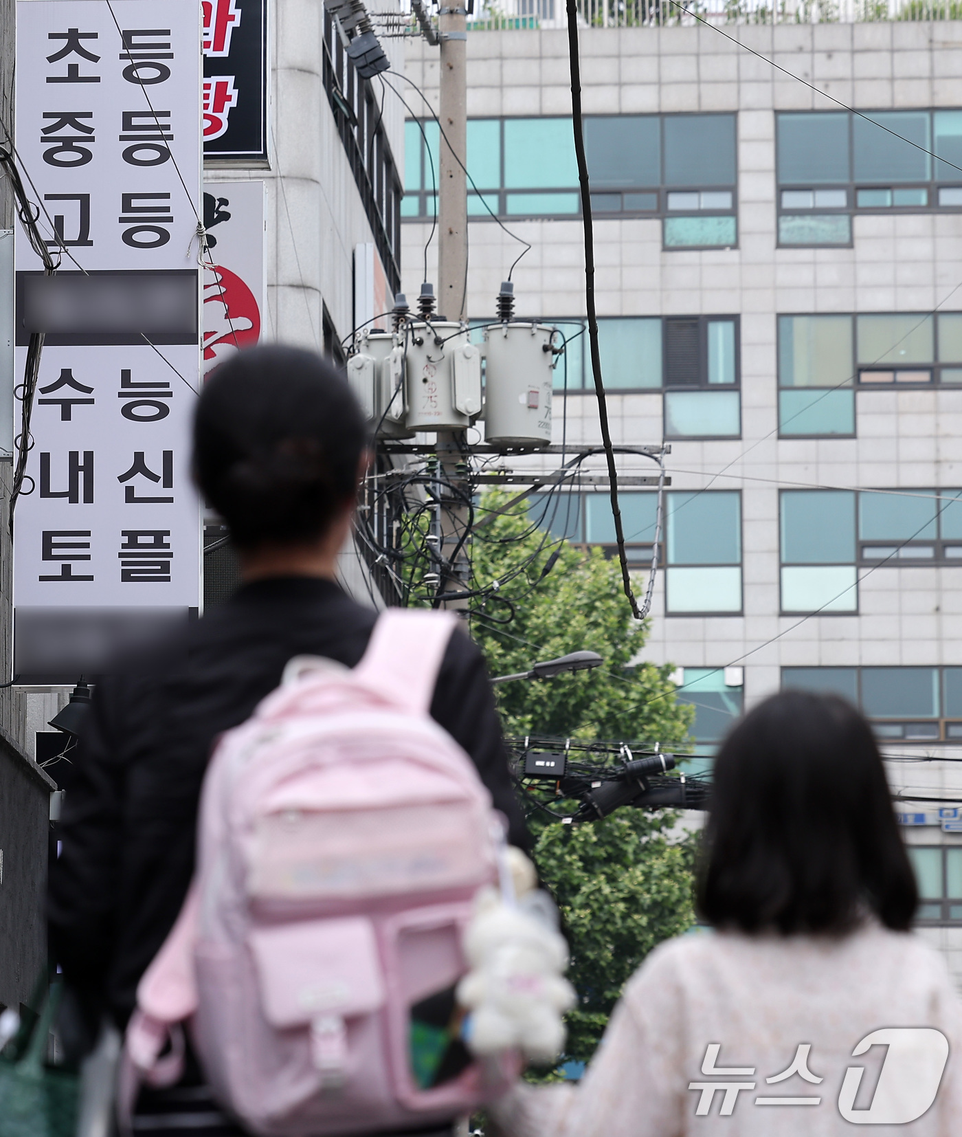 (서울=뉴스1) 김성진 기자 = 지난해 초중고생 1인당 월평균 사교육비가 각각 44만2천원, 49만원, 그리고 52만원으로 집계됐다. 이는 사교육을 받지 않은 학생들까지 포함한 수 …