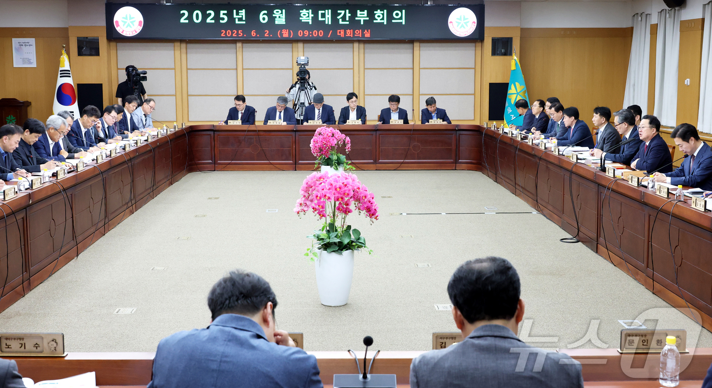 (대전=뉴스1) 이동원 기자 = 이장우 대전시장이 2일 시청 대회의실에서 열린 확대간부회의에서 꿈돌이라면 출시와 야구장 주변 시설 개선 및 자치구별 개발사업 등을 통한 도시브랜드 …