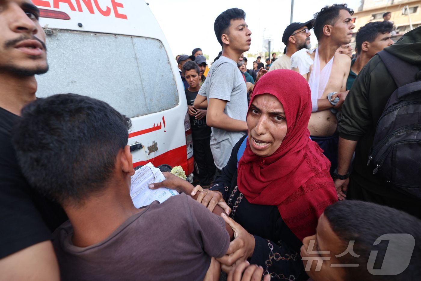 (부레이즈 AFP=뉴스1) 권영미 기자 = 1일(현지시간) 가자지구 넷자림 검문소에서 멀지 않은 구호품 배급소에서 총격 사건이 발생했다. 그후 이 공격이 이스라엘 드론에 의한 것이 …