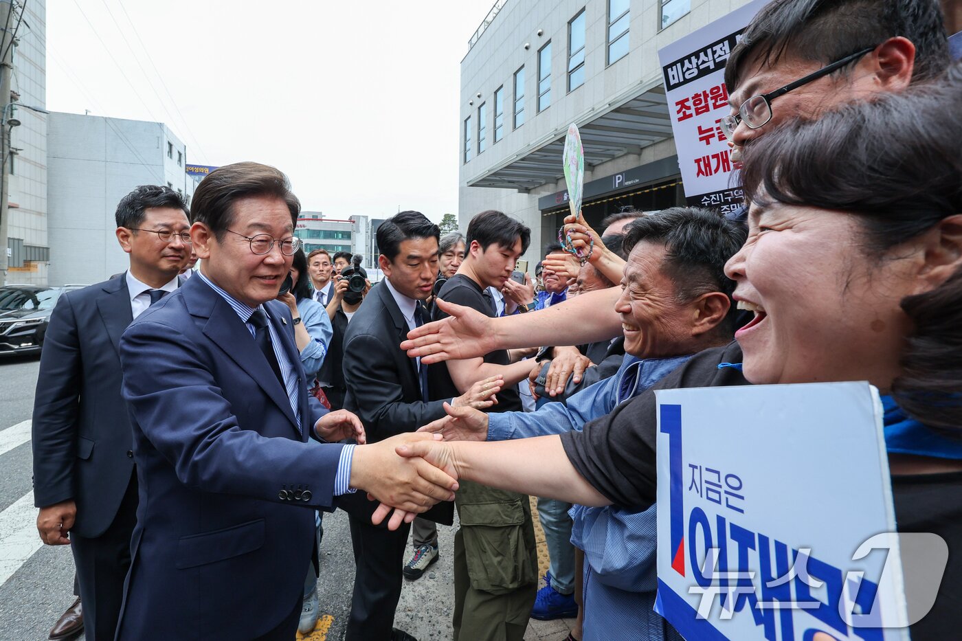 본문 이미지 - 이재명 더불어민주당 대통령 후보가 제21대 대통령선거를 하루 앞둔 2일 오후 경기 성남시 주민교회에서 기자회견을 마친 뒤 시민들과 인사를 나누고 있다. 2025.6.2/뉴스1 ⓒ News1 안은나 기자