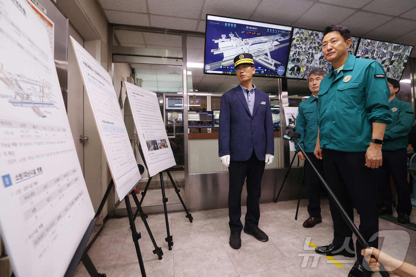 (서울=뉴스1) 신웅수 기자 = 오세훈 서울시장이 2일 서울 중구 충무로역에서 지하철 화재 관련 안전대책 브리핑을 듣고 있다. (공동취재) 2025.6.1/뉴스1