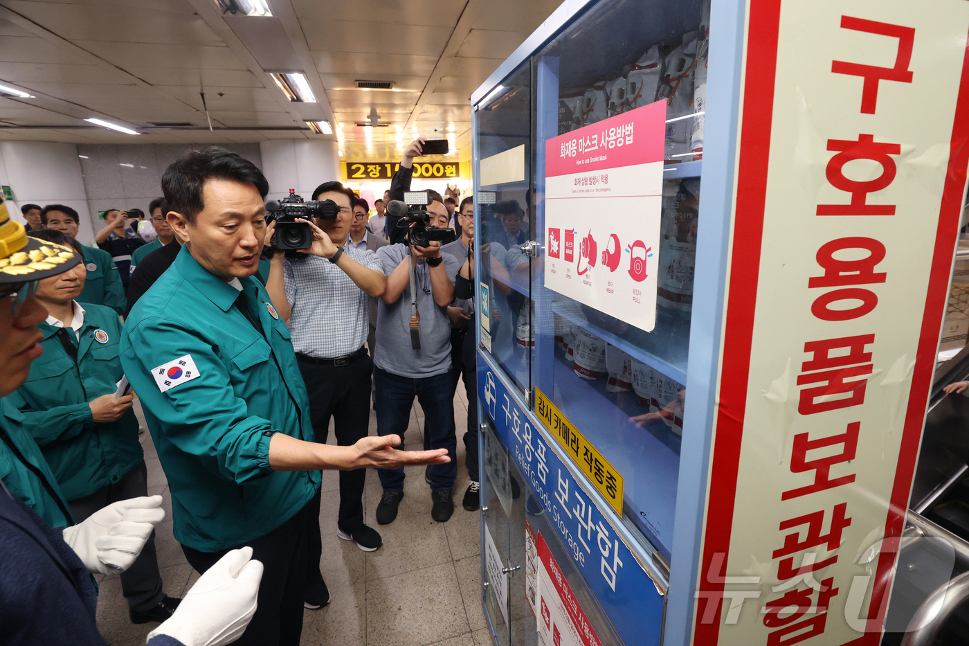(서울=뉴스1) 신웅수 기자 = 오세훈 서울시장이 2일 서울 중구 충무로역에서 지하철 역사 안전점검을 하고 있다. (공동취재) 2025.6.1/뉴스1