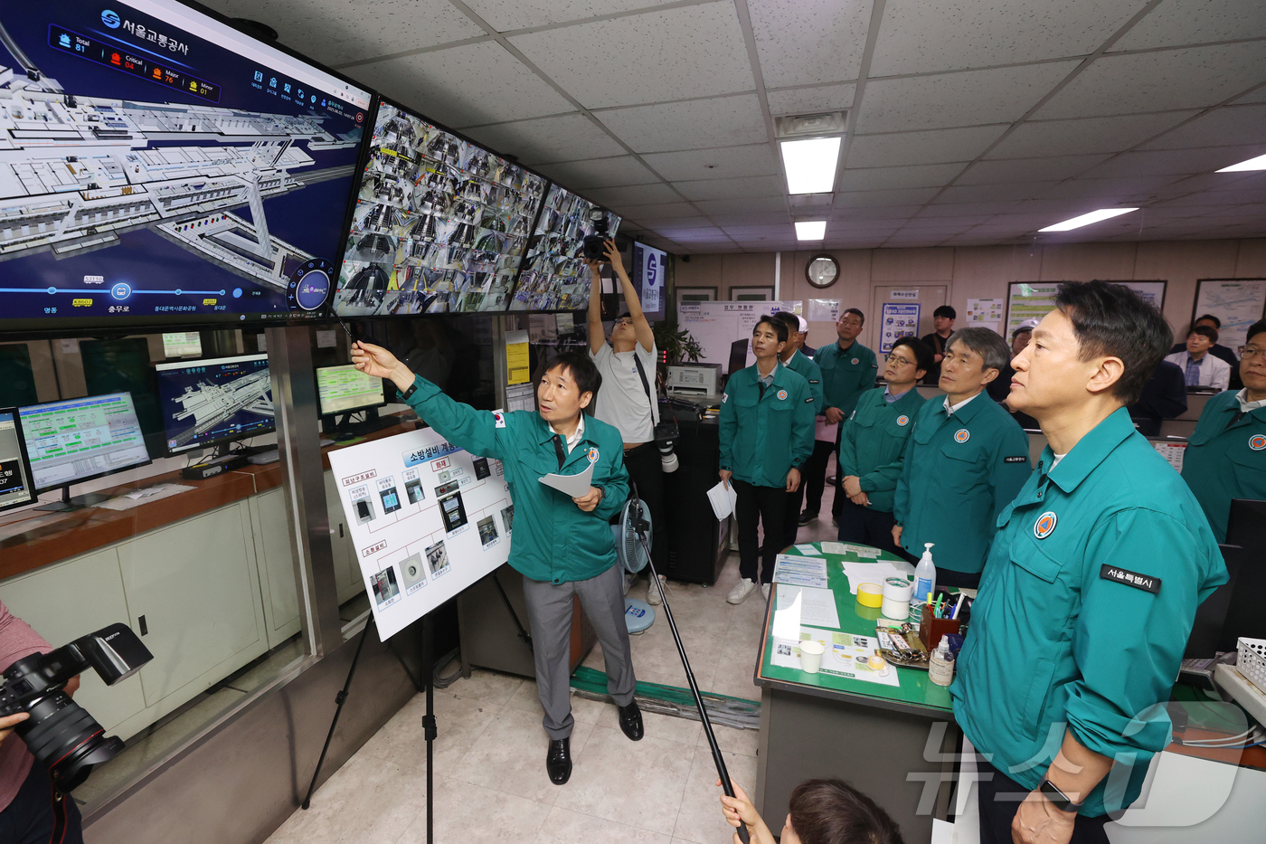 (서울=뉴스1) 신웅수 기자 = 오세훈 서울시장이 2일 서울 중구 충무로역에서 지하철 화재 관련 안전대책 브리핑을 듣고 있다. (공동취재) 2025.6.1/뉴스1