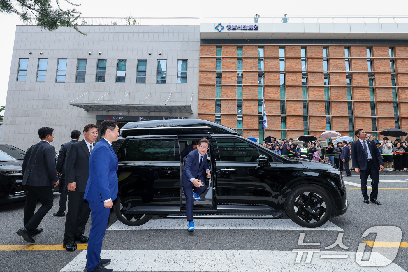 (성남=뉴스1) 안은나 기자 = 이재명 더불어민주당 대통령 후보가 제21대 대통령선거를 하루 앞둔 2일 오후 기자회견을 위해 경기 성남시의료원 앞에 위치한 주민교회에 도착해 차에서 …